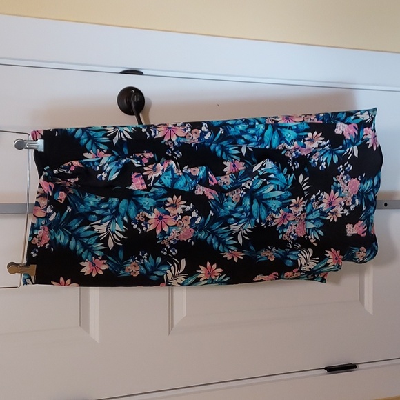 Black with Tropical Print Tea Length Ruffle Accent in Front w/ Tie Skirt Size M - Picture 3 of 6